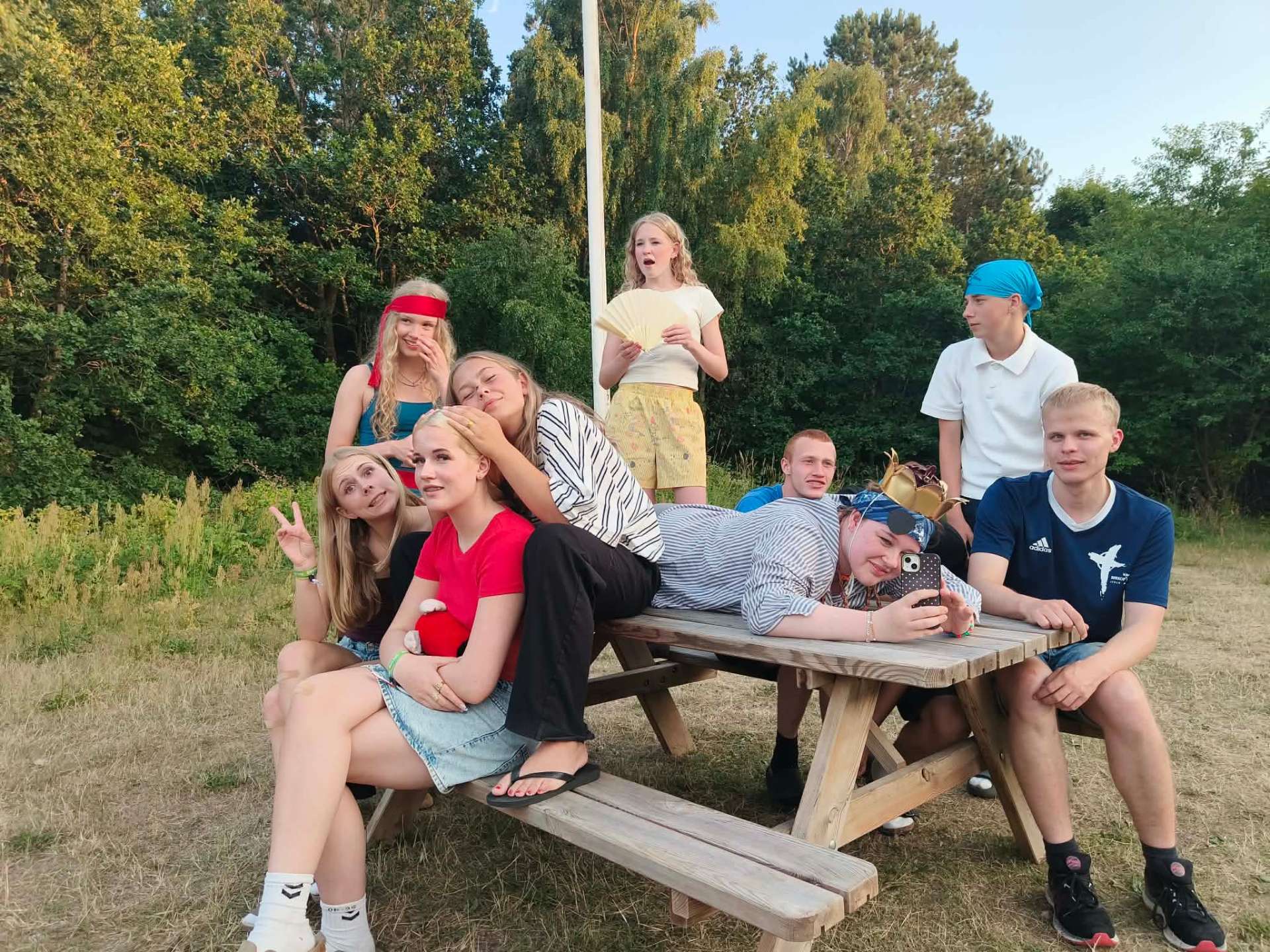 Unge samlet omkring bord på Lærkereden
