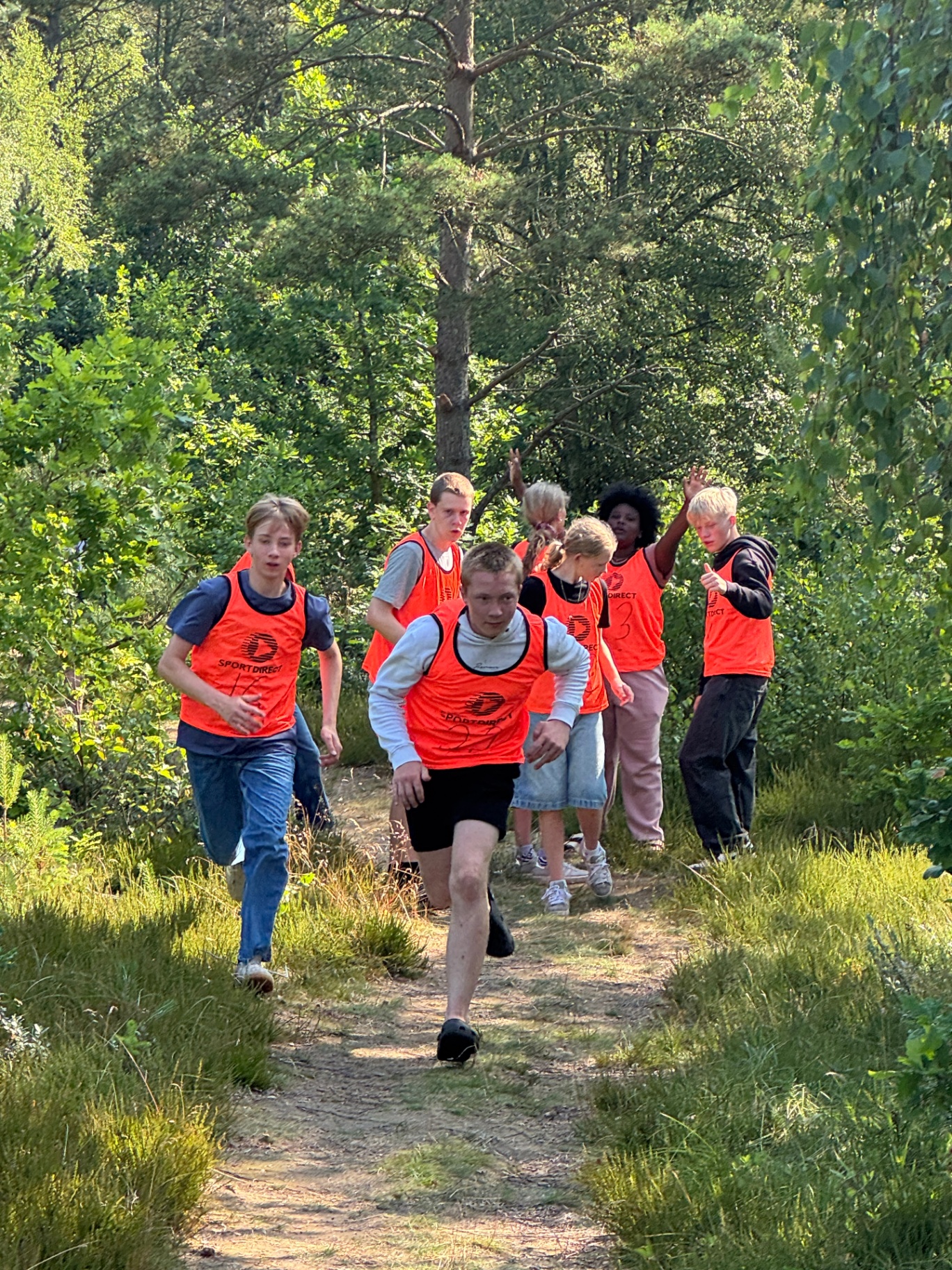 Unge løber i skoven