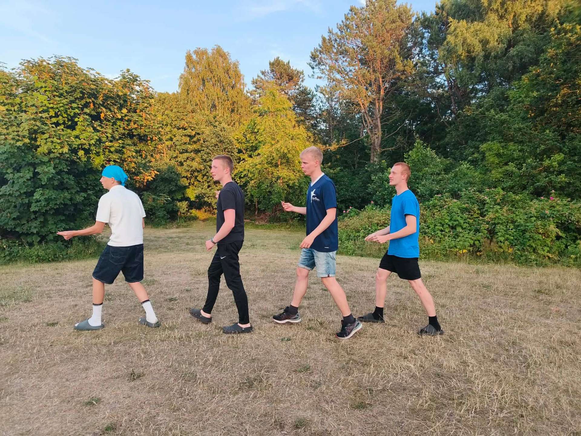 Unge går sammen
